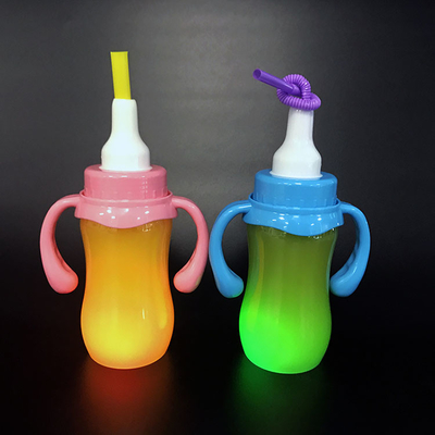 Garrafa de chá de leite de plástico colorido com prova de vazamento e design isolado