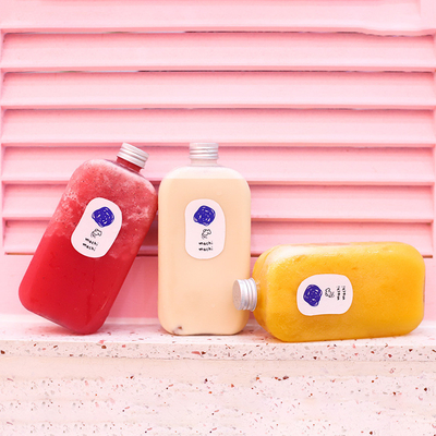 Garrafas de bebidas de chá de leite com alças isoladas