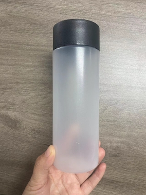 Garrafas de chá de leite de plástico transparentes e personalizáveis com design moderno e isolado