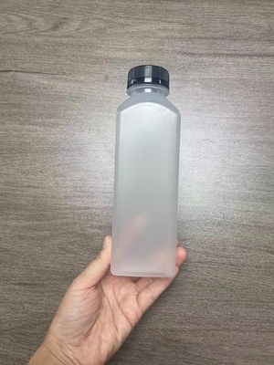 Garrafas de chá de leite de plástico transparentes e personalizáveis com design moderno e isolado