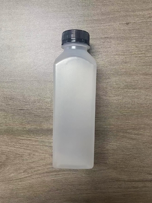 Garrafas de chá de leite de plástico transparentes e personalizáveis com design moderno e isolado