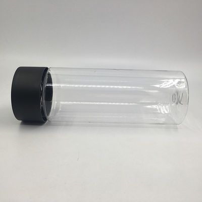 Garrafa de bebidas com copo de chá isolado com tampa de vidro reutilizável