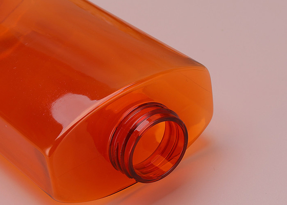 A mão ensaboa a garrafa plástica vazia da bomba do ANIMAL DE ESTIMAÇÃO da loção 450ml com bomba preta