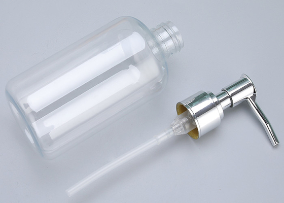 Garrafa vazia do champô com as garrafas plásticas das bombas de aço inoxidável para óleos essenciais, loções e o sabão líquido