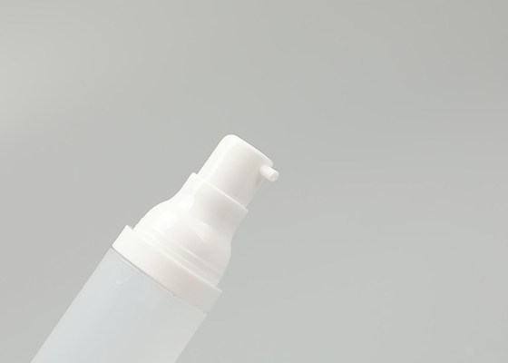 Tamanho mal ventilado do curso da garrafa da bomba do creme cosmético mal ventilado claro recarregável